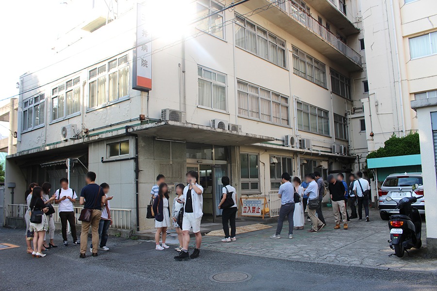 恋する肝だめしコン~廃病院に隠された物語~ 肝だめしコンの会場外観・受付風景。出典:IBJ開催レポート(関連情報から参照)。
